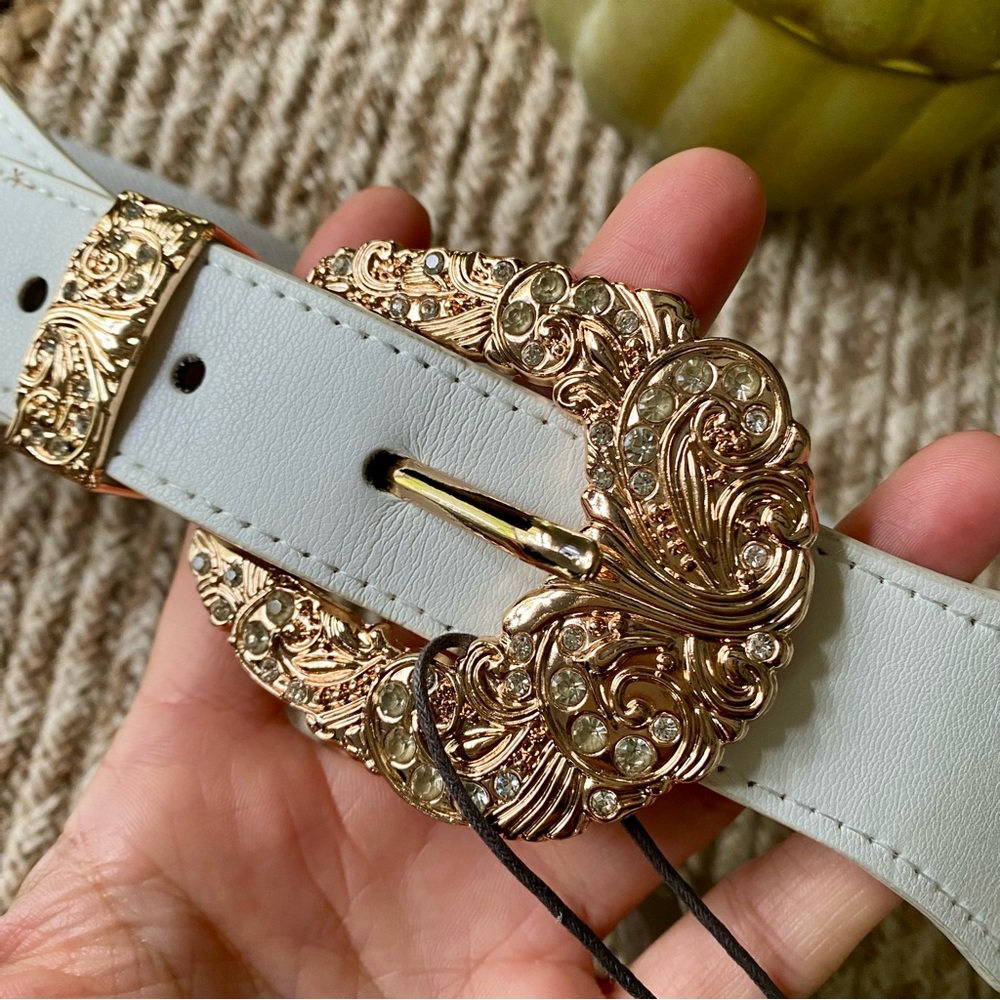 VINCE CAMUTO Elegant White Belt with Western Gold Buckle - Picture 3 of 13